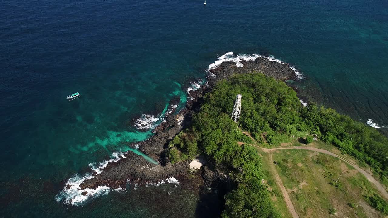 从空中俯瞰巴厘岛上的海浪和火山岩。视频素材