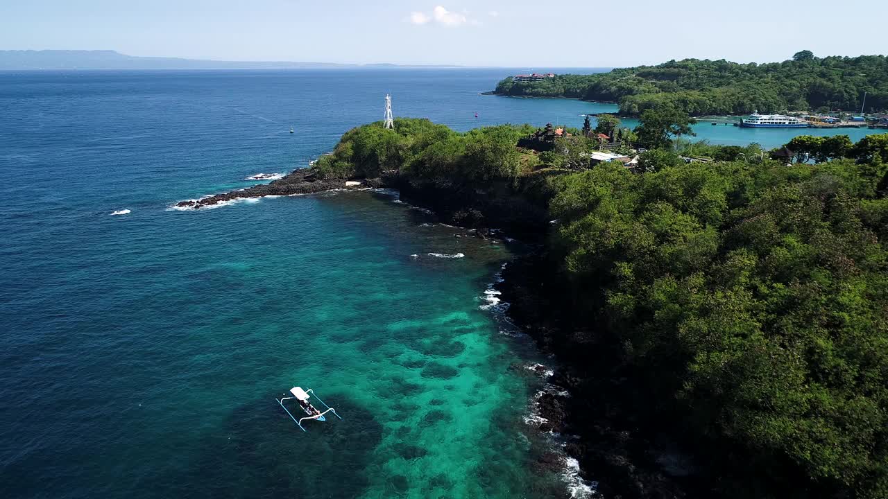 令人惊叹的海洋自然景观印尼巴厘岛鸟瞰图。视频素材