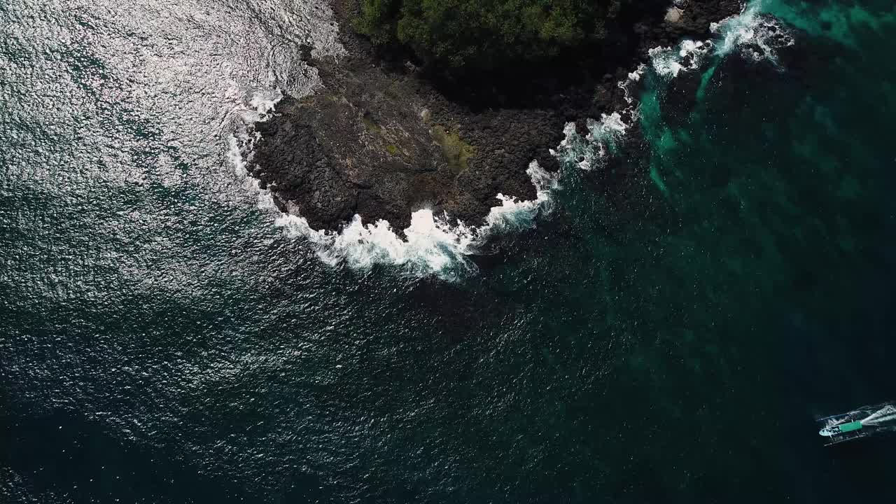 美丽的巴厘岛海浪景观空中俯瞰。视频素材