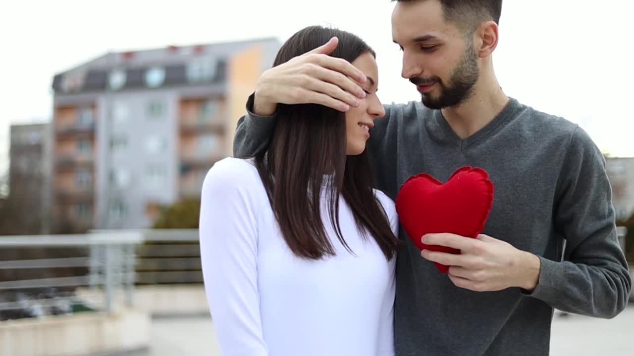 浪漫的年轻夫妇视频素材