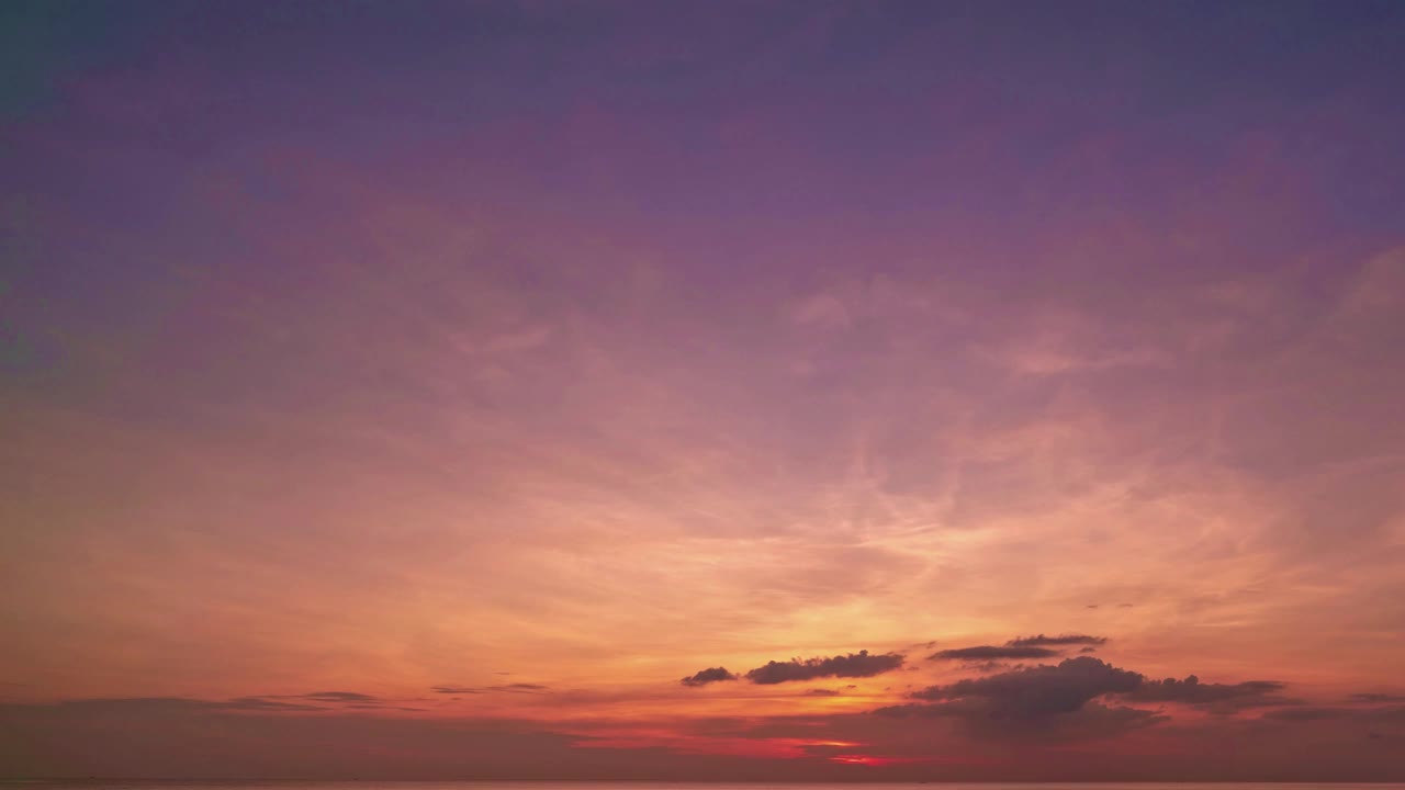 天空时间流逝的云彩日落或日出背景。令人惊叹的自然景观之光视频素材