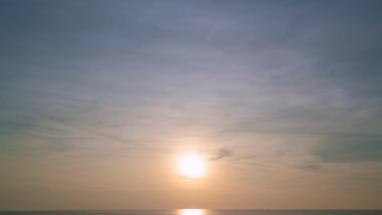 天空时间流逝的云彩日落或日出背景。令人惊叹的自然景观之光视频素材