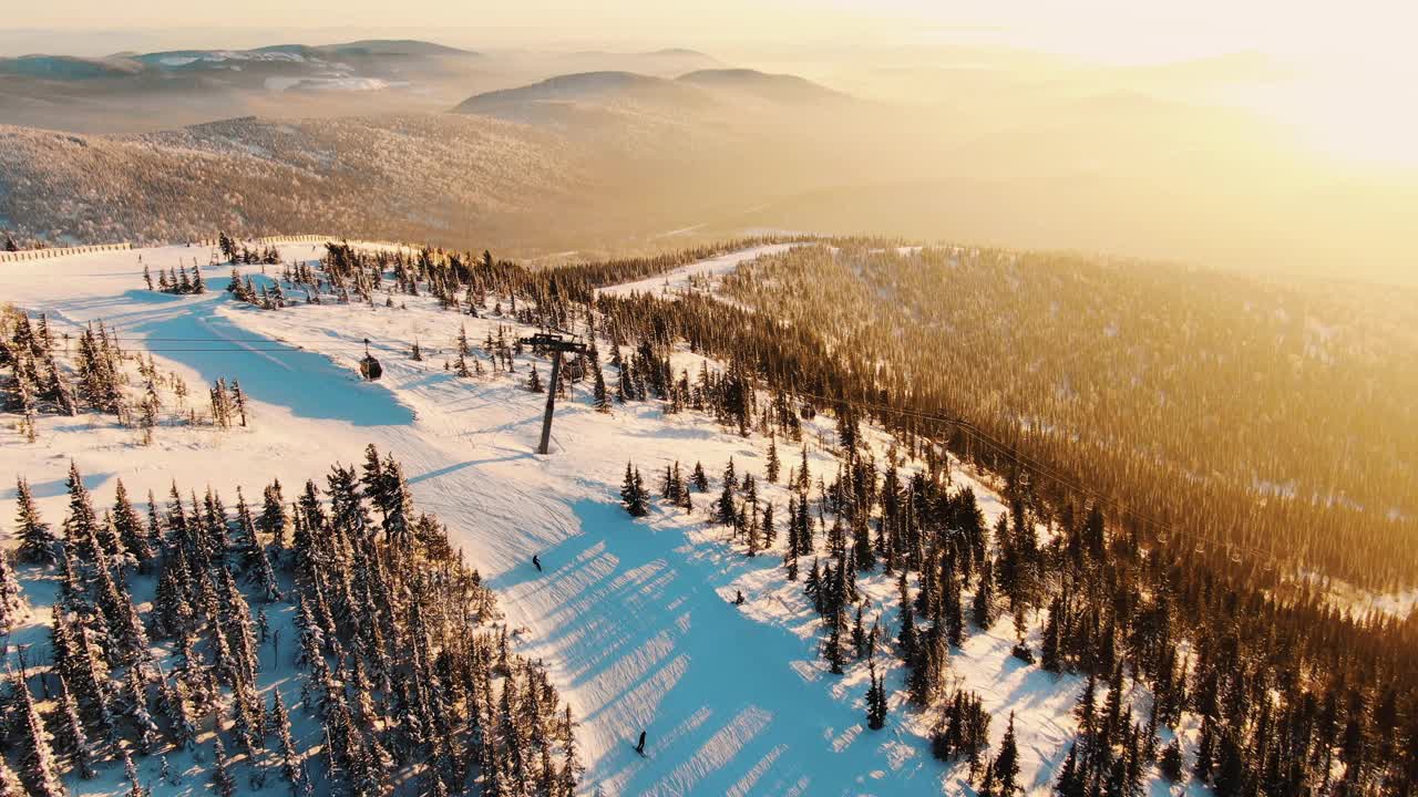 有松树的山坡和有缆车的滑雪道视频下载