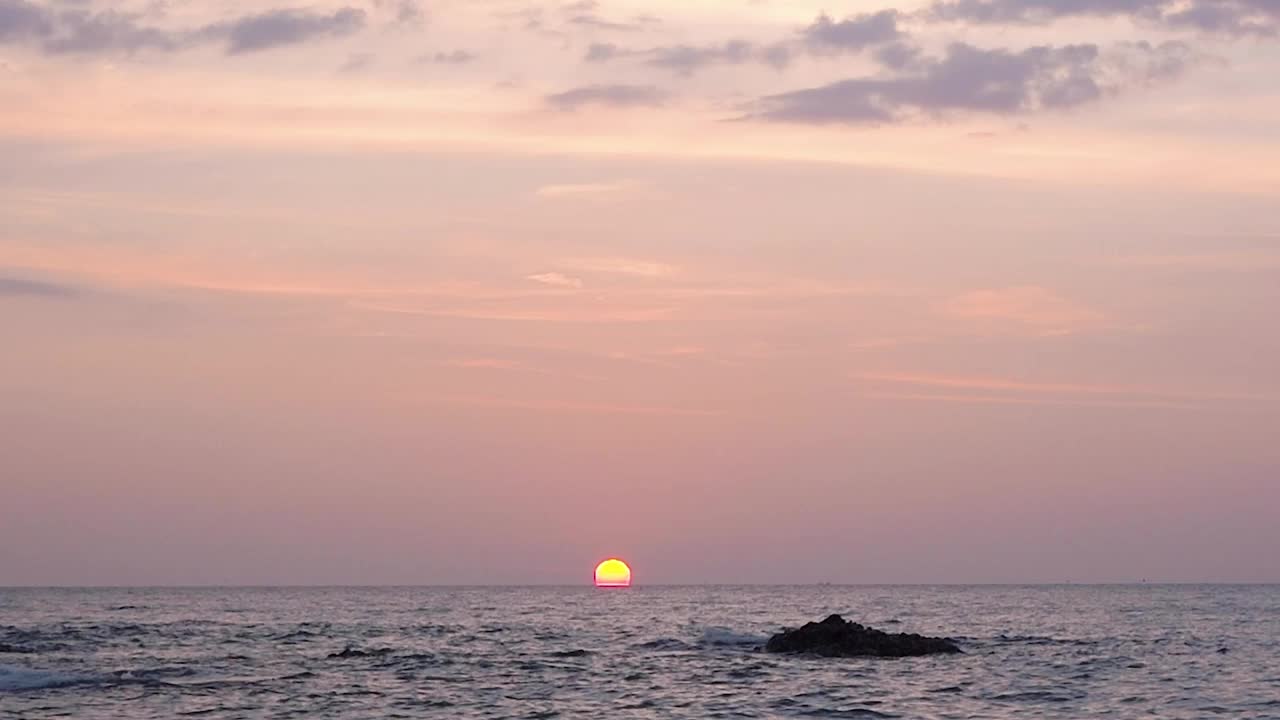 绚丽的黄昏，美丽的夏日云景。黑色蓬松的云快速移动与橙色的光和蓝色的天空在背景，自然壁纸的天气预报日落日出视频素材