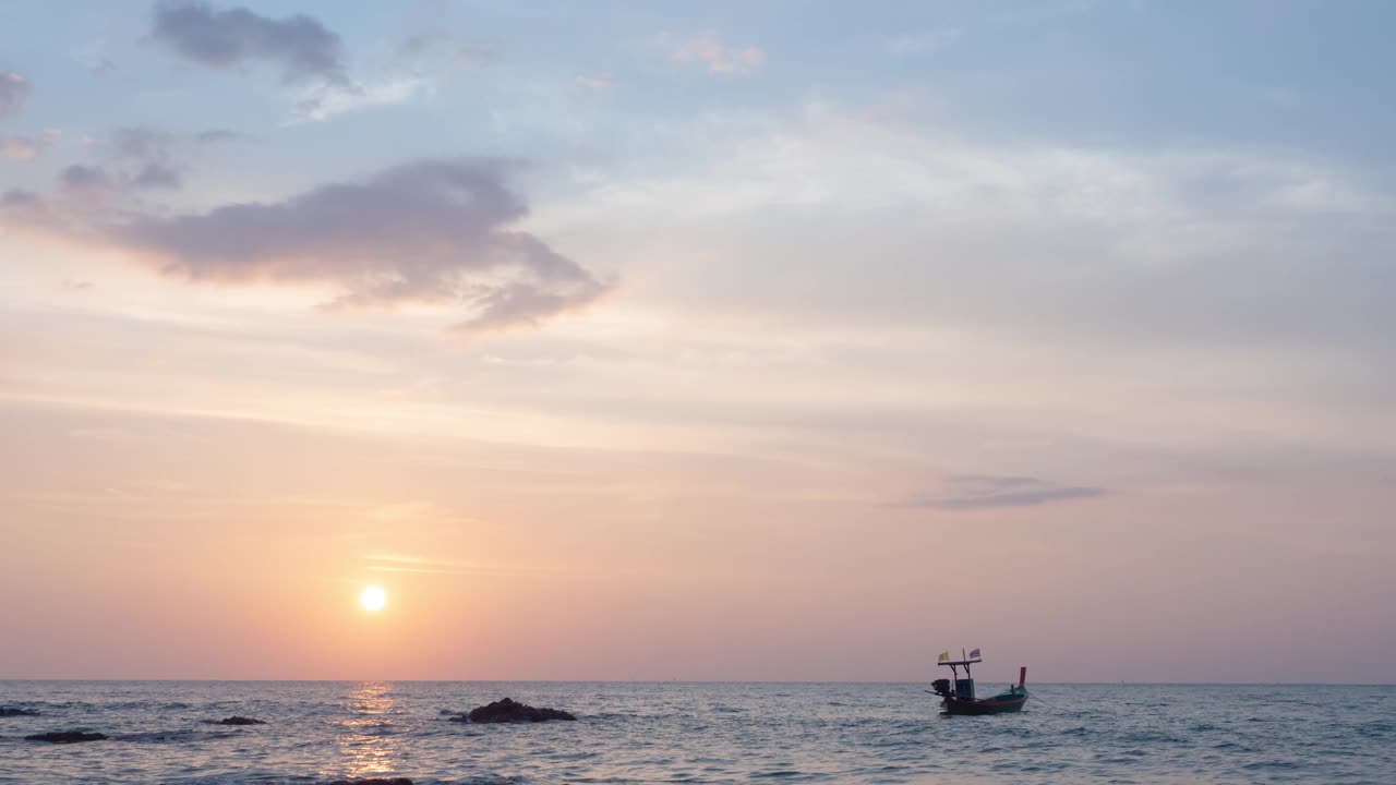 绚丽的黄昏，美丽的夏日云景。黑色蓬松的云快速移动与橙色的光和蓝色的天空在背景，自然壁纸的天气预报日落日出视频素材