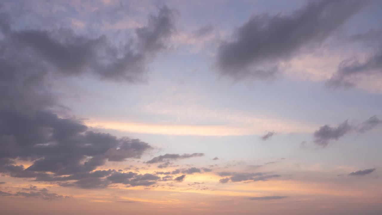 天上七彩的日出，日落的天空。黎明的移动和黄昏的景观背景。在冬季的云风景的时间流逝。自然背景b-roll镜头用于旅行视频墙纸。视频素材