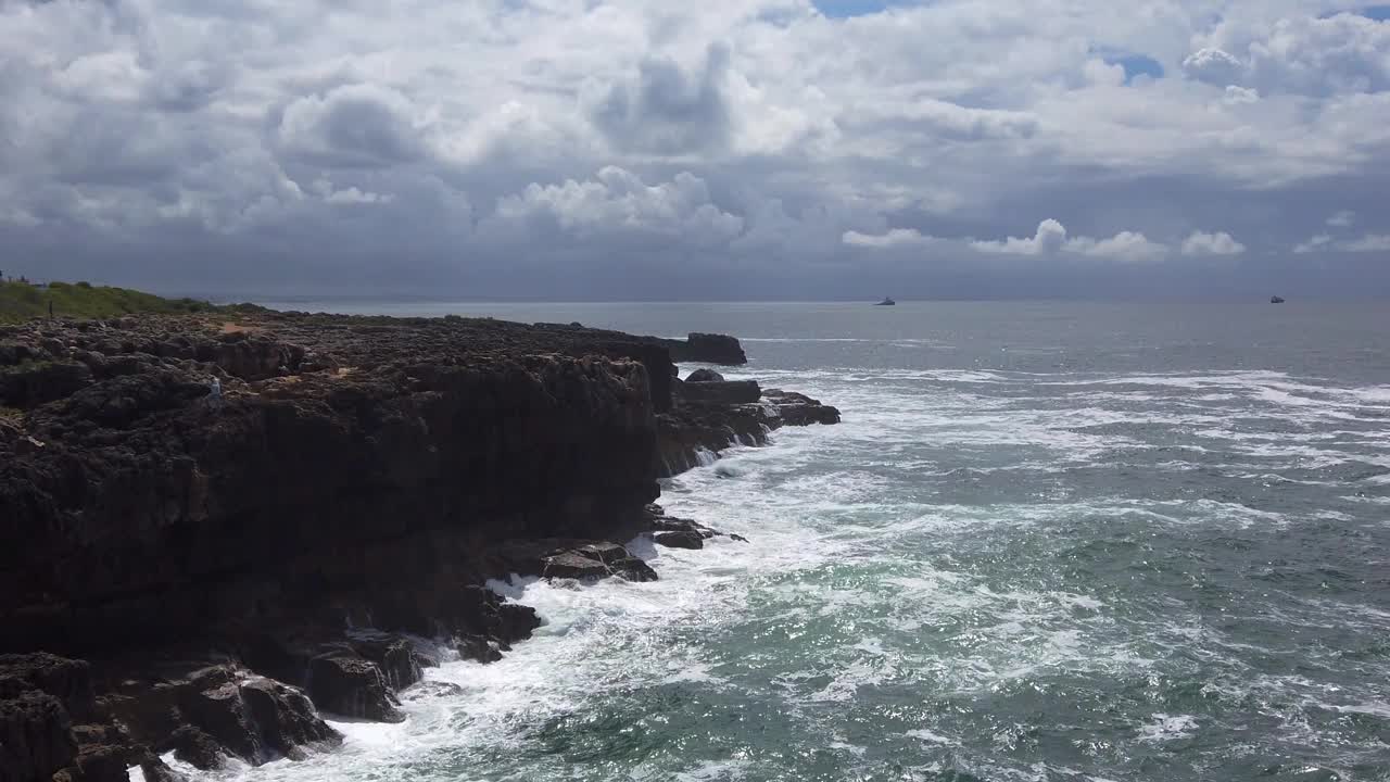 海浪溅在一块大岩石上。视频素材