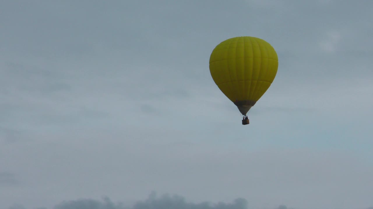 大气球和人在篮子里飞在天空中。视频素材