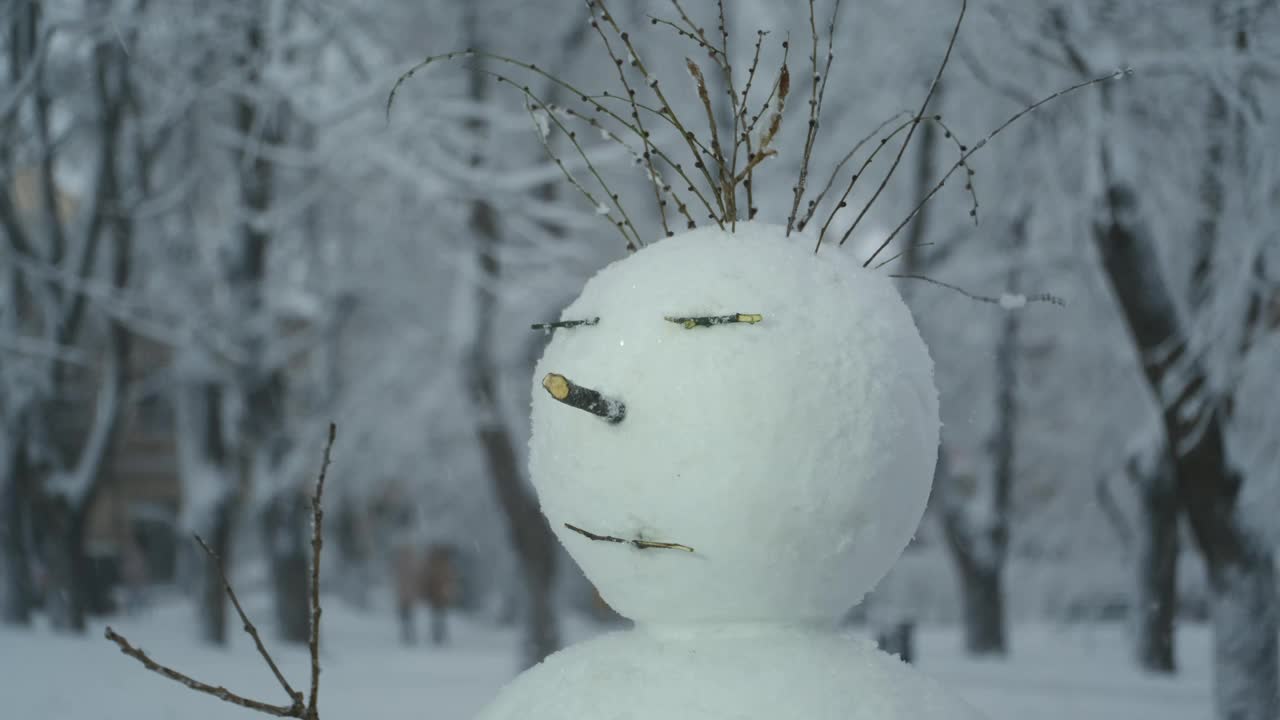 快乐有趣的雪人男孩，背景是一场大雪。视频素材