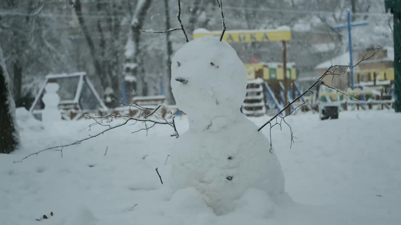 快乐有趣的雪人，背景是一场大雪。视频素材