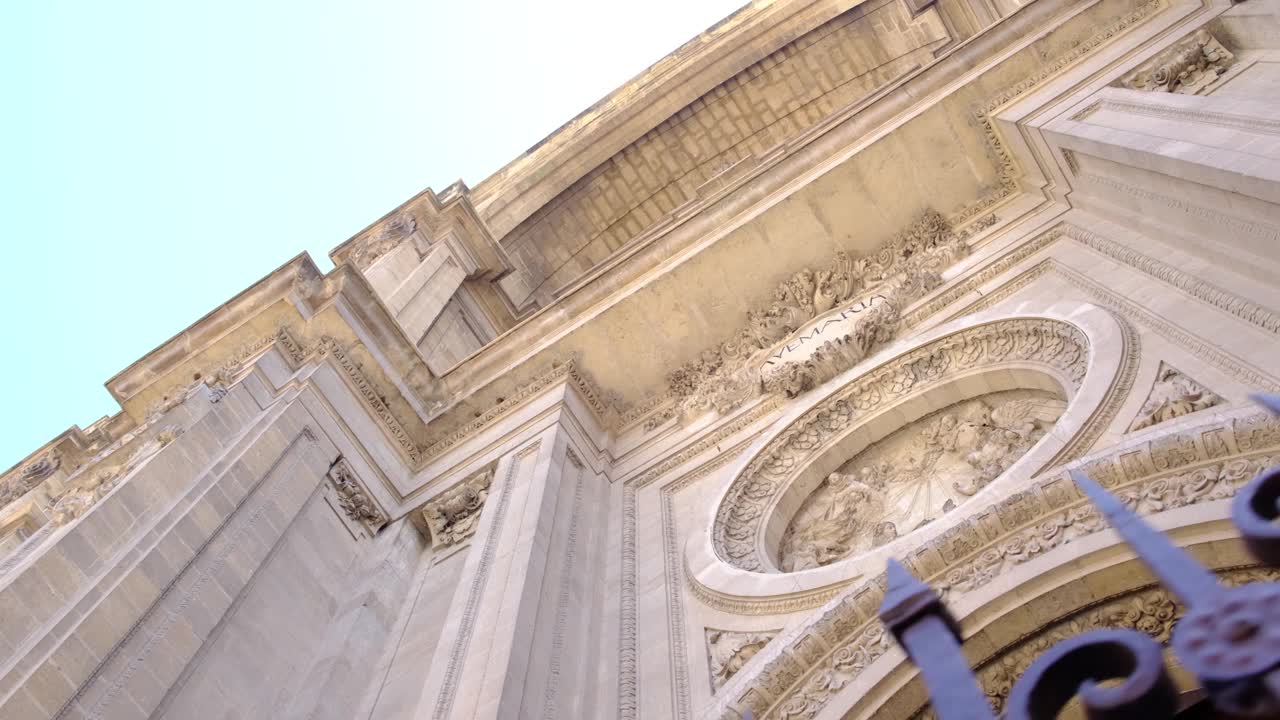 格拉纳达大教堂，或化身大教堂(西班牙语:Catedral de Granada, Santa Iglesia Catedral Metropolitana de la Encarnación de Granada)是格拉纳达市的一座罗马天主教教堂，格拉纳达省的首府同名视频素材