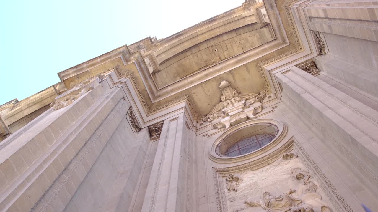 格拉纳达大教堂，或化身大教堂(西班牙语:Catedral de Granada, Santa Iglesia Catedral Metropolitana de la Encarnación de Granada)是格拉纳达市的一座罗马天主教教堂，格拉纳达省的首府同名视频素材