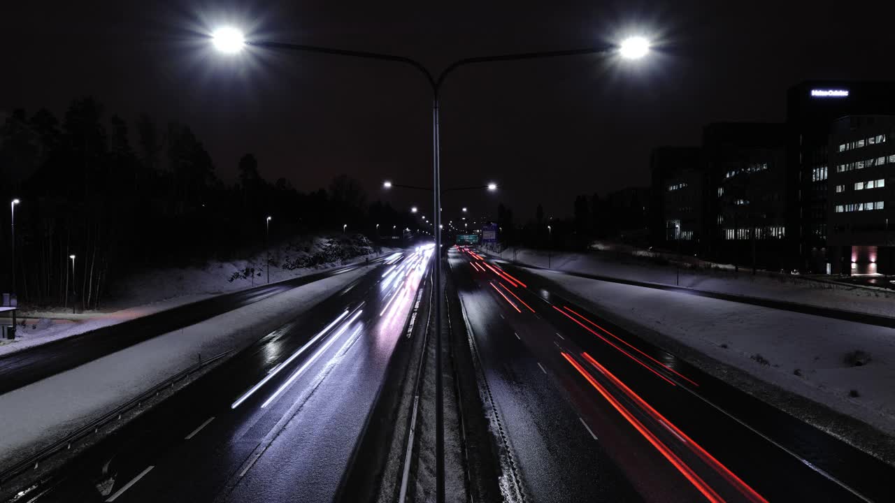 冬季夜晚公路交通的延时视频素材