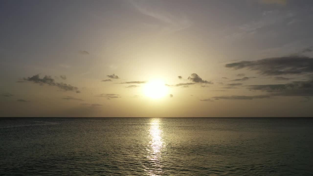 航拍平静海面上的日落视频素材