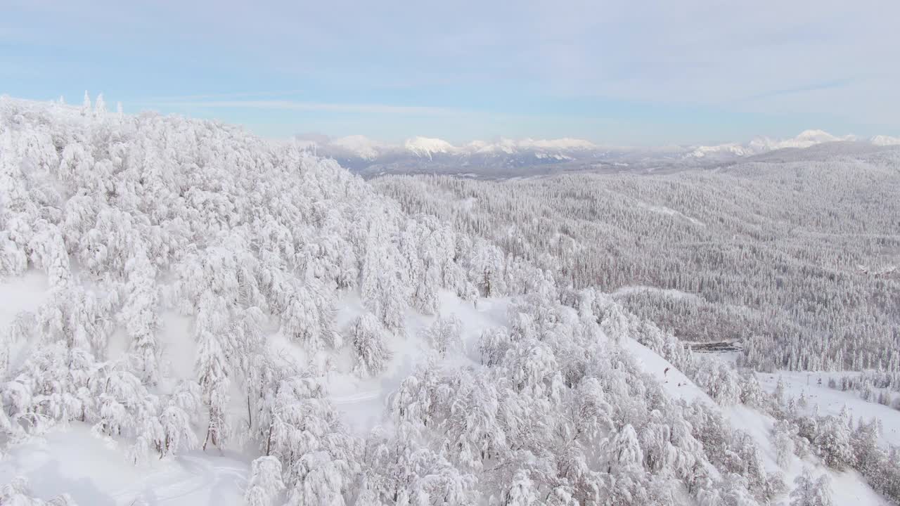 航拍:风景优美的无人机拍摄了被雪覆盖的博欣日令人惊叹的高山自然景观。视频素材