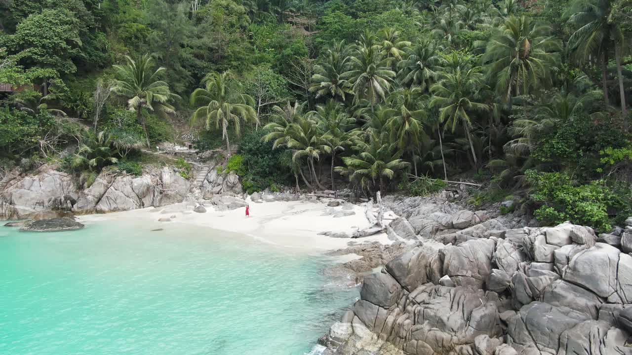 美丽的女孩在白色沙滩和清澈的海水和椰子树，普吉岛，泰国。视频素材