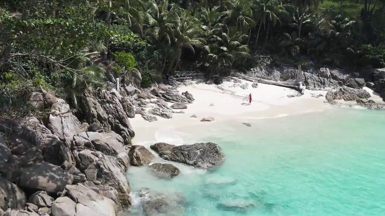 美丽的女孩在白色沙滩和清澈的海水和椰子树，普吉岛，泰国。视频素材