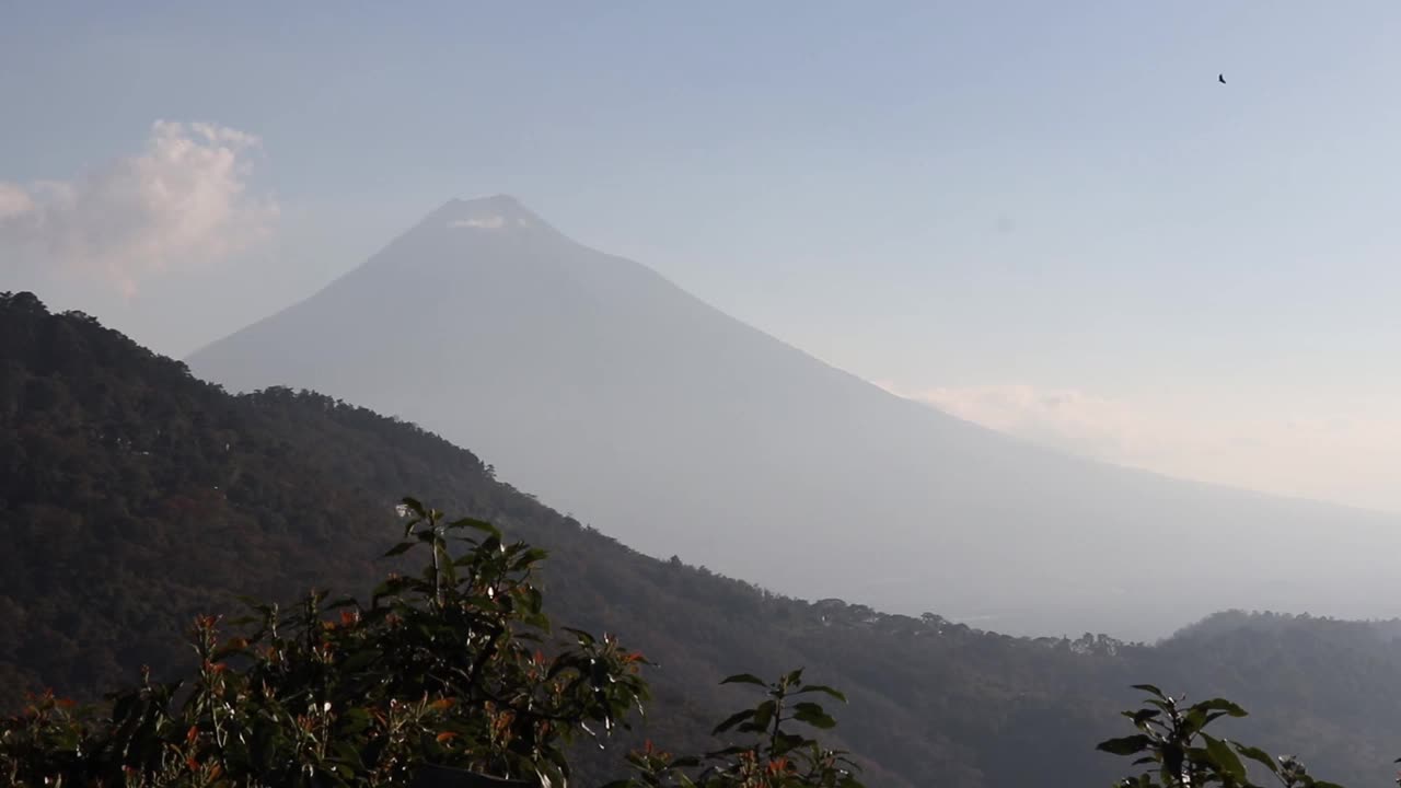 危地马拉的火山景观，日落时的危地马拉火山视频素材