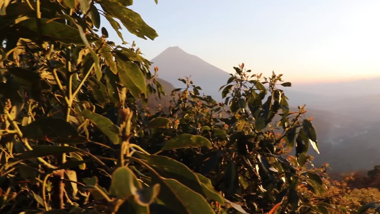 危地马拉的火山景观，日落时的危地马拉火山视频素材