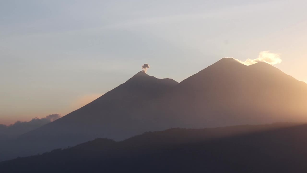 火山景观危地马拉火山在日落在危地马拉视频素材