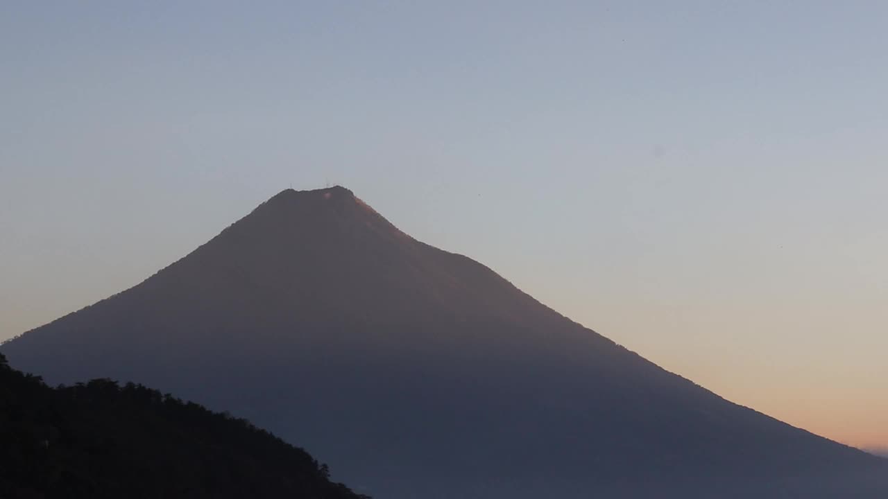 危地马拉的火山景观，日落时的危地马拉火山视频素材