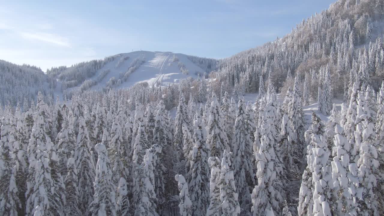 由于新冠肺炎法规，在阳光明媚的冬季，空中滑雪场的斜坡仍然空无一人视频素材