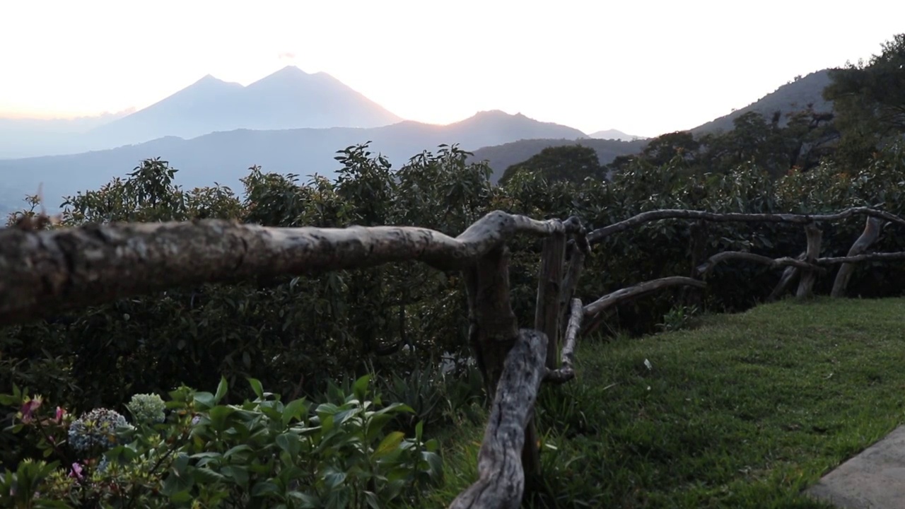 危地马拉的火山景观，日落时的危地马拉火山视频素材