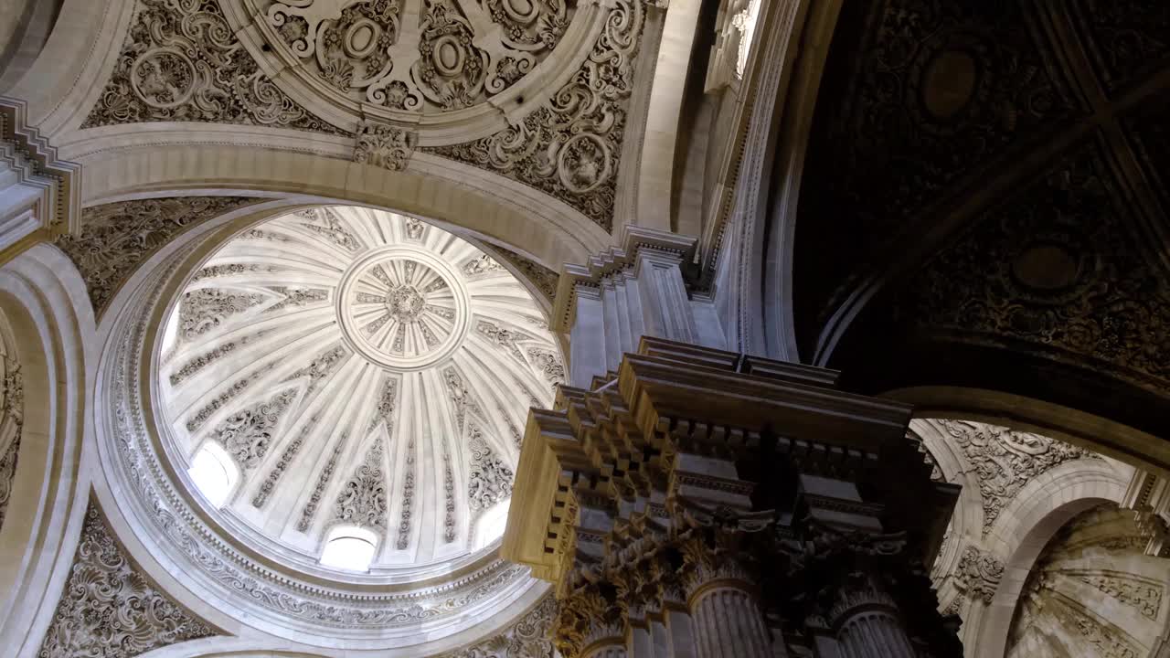 格拉纳达大教堂，或化身大教堂(西班牙语:Catedral de Granada, Santa Iglesia Catedral Metropolitana de la Encarnación de Granada)是格拉纳达市的一座罗马天主教教堂，格拉纳达省的首府同名视频素材