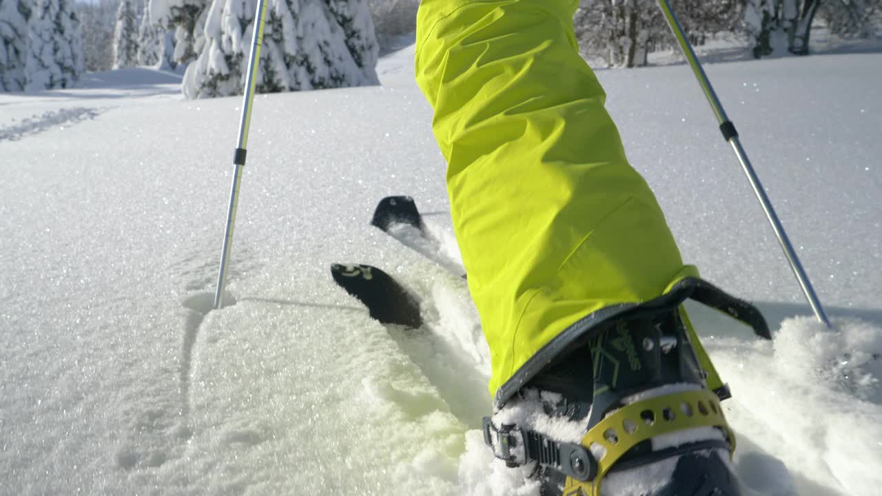 低角度:一个难以辨认的男性分裂者爬上了一个闪闪发光的雪原。视频素材