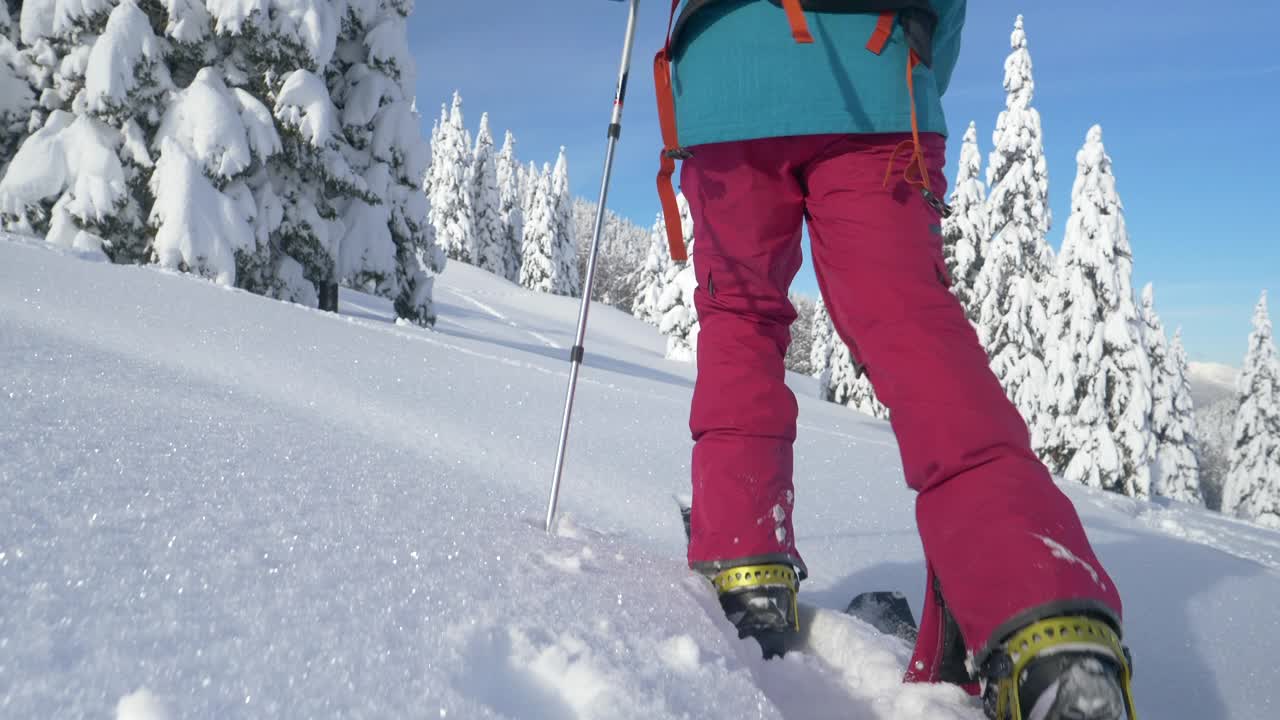 近距离观察:一位面目全非的女性分手者爬上了一座美丽的雪山。视频素材