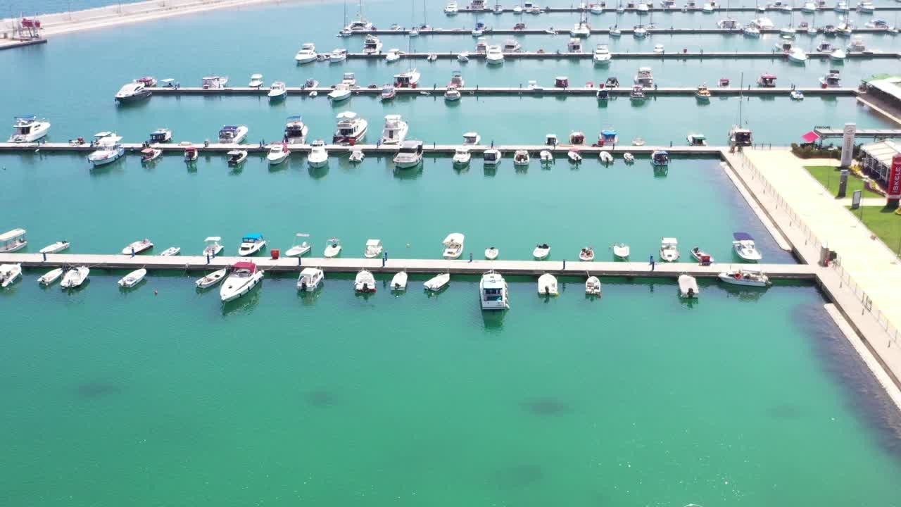 地中海沿岸港口游艇的航拍镜头视频素材