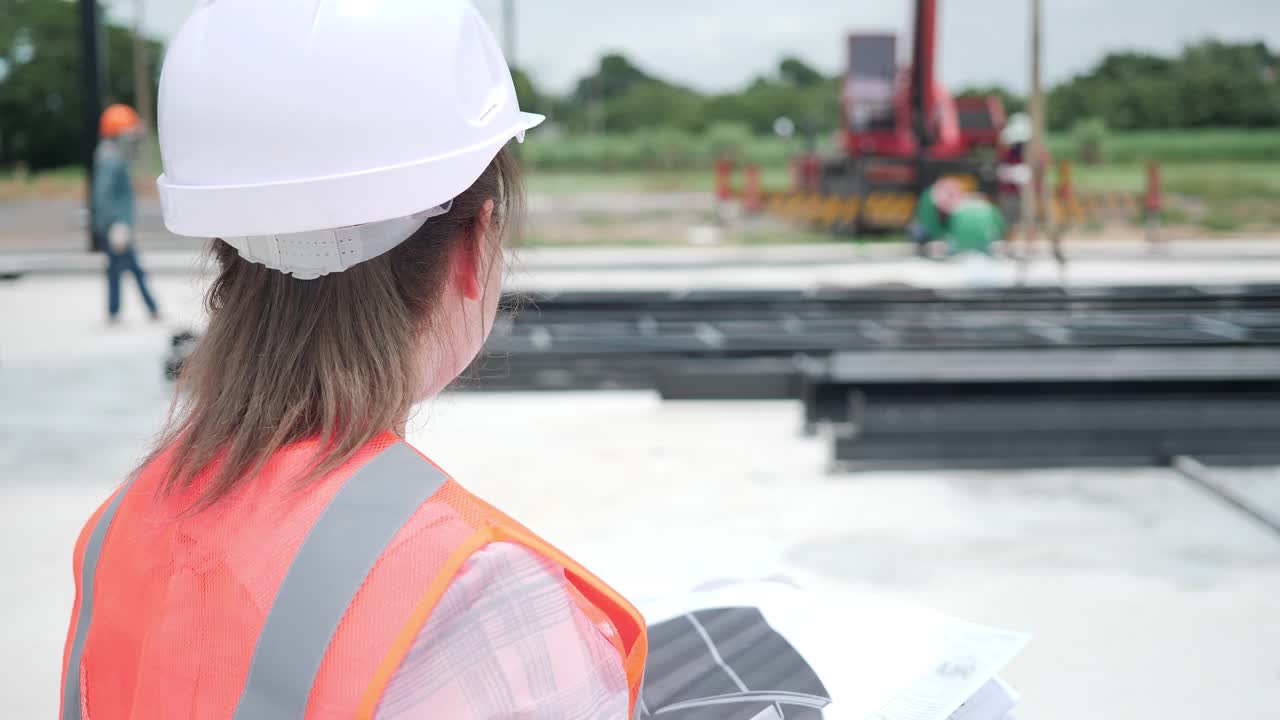 亚洲女建筑师正在检查蓝图视频素材