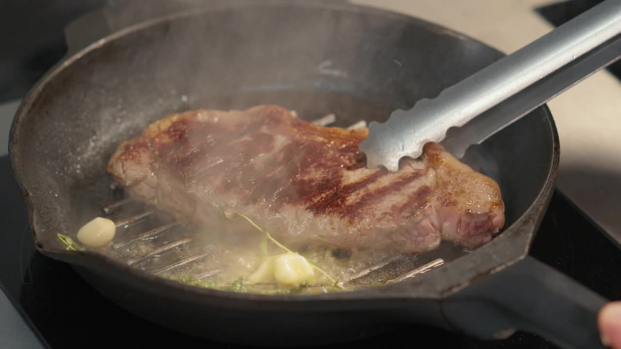 用迷迭香和大蒜烹饪牛排视频素材