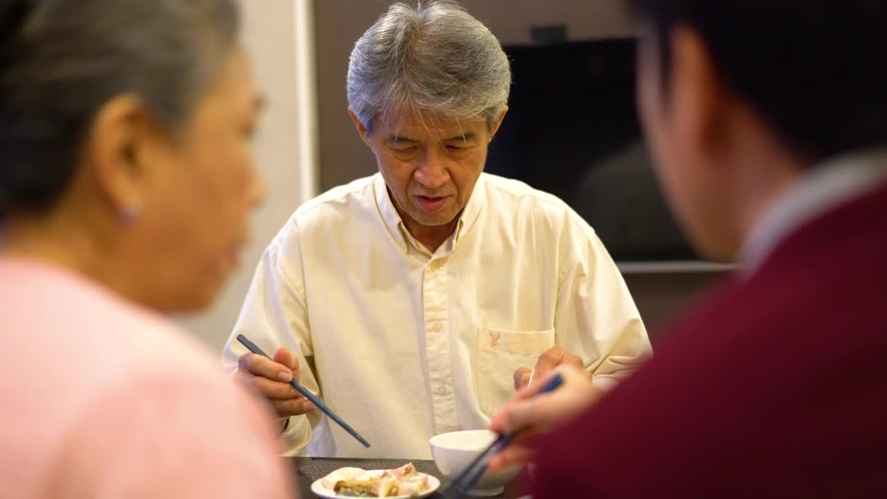 一个亚洲华人家庭在家里吃团圆饭视频素材