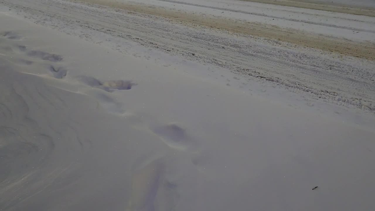 一辆汽车在暴风雪后的雪道上行驶视频素材