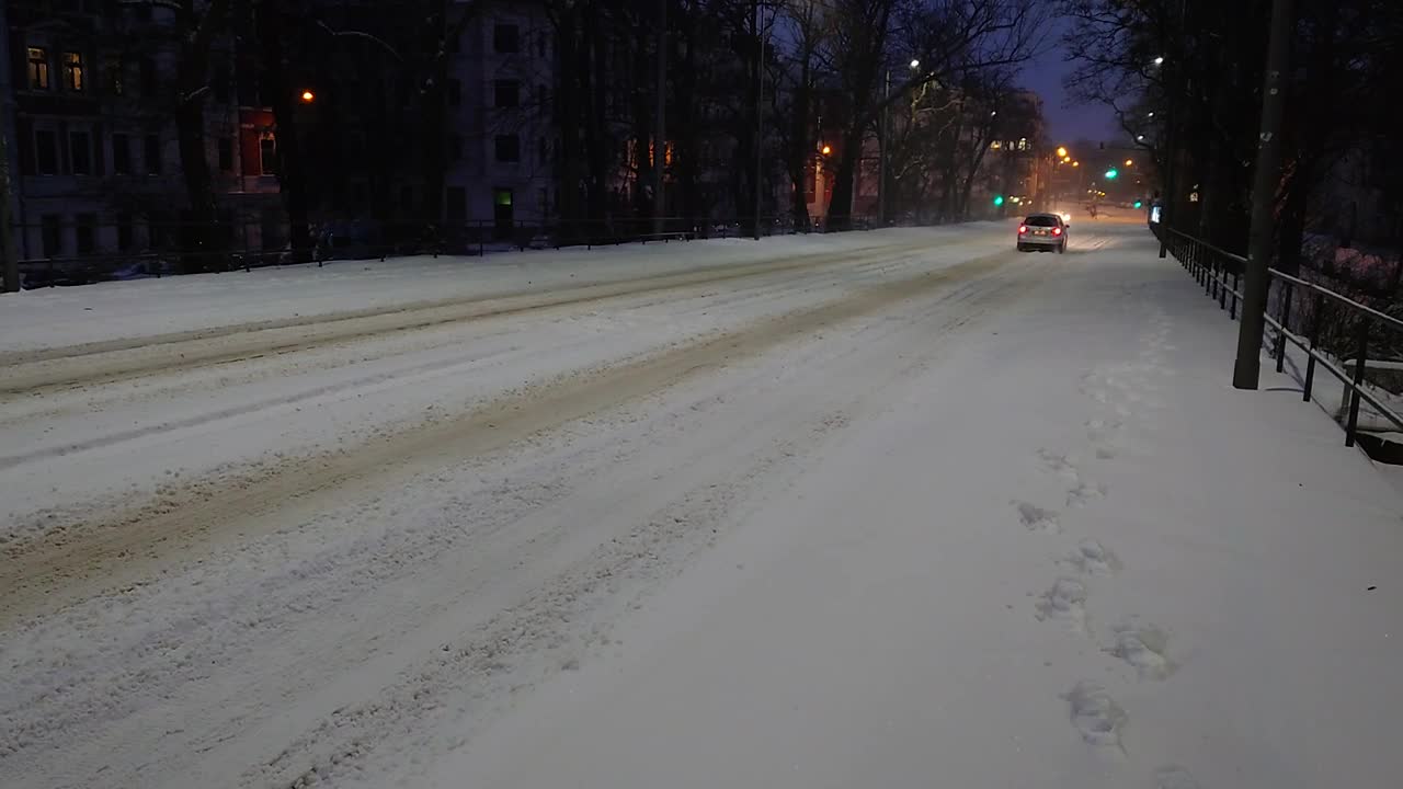 在雪地上开车视频素材