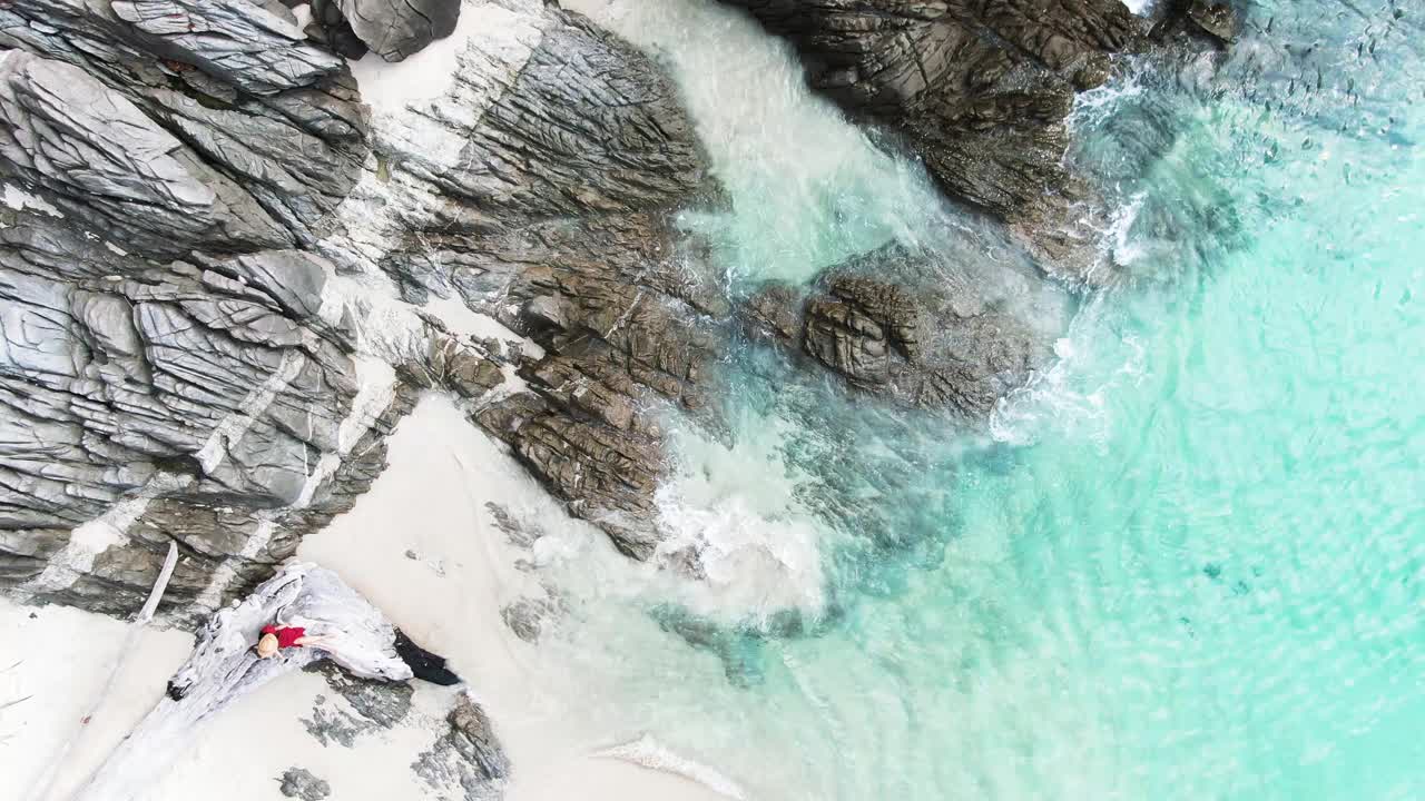 美丽的女孩在白色沙滩和清澈的海水和椰子树，普吉岛，泰国。视频素材