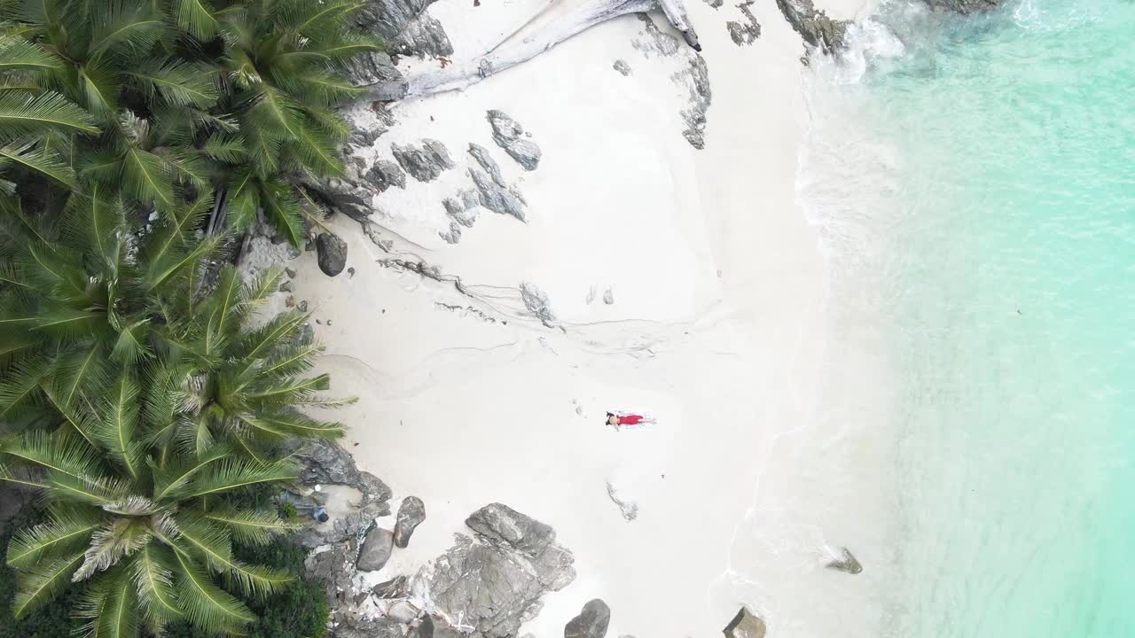 美丽的女孩在白色沙滩和清澈的海水和椰子树，普吉岛，泰国。视频素材