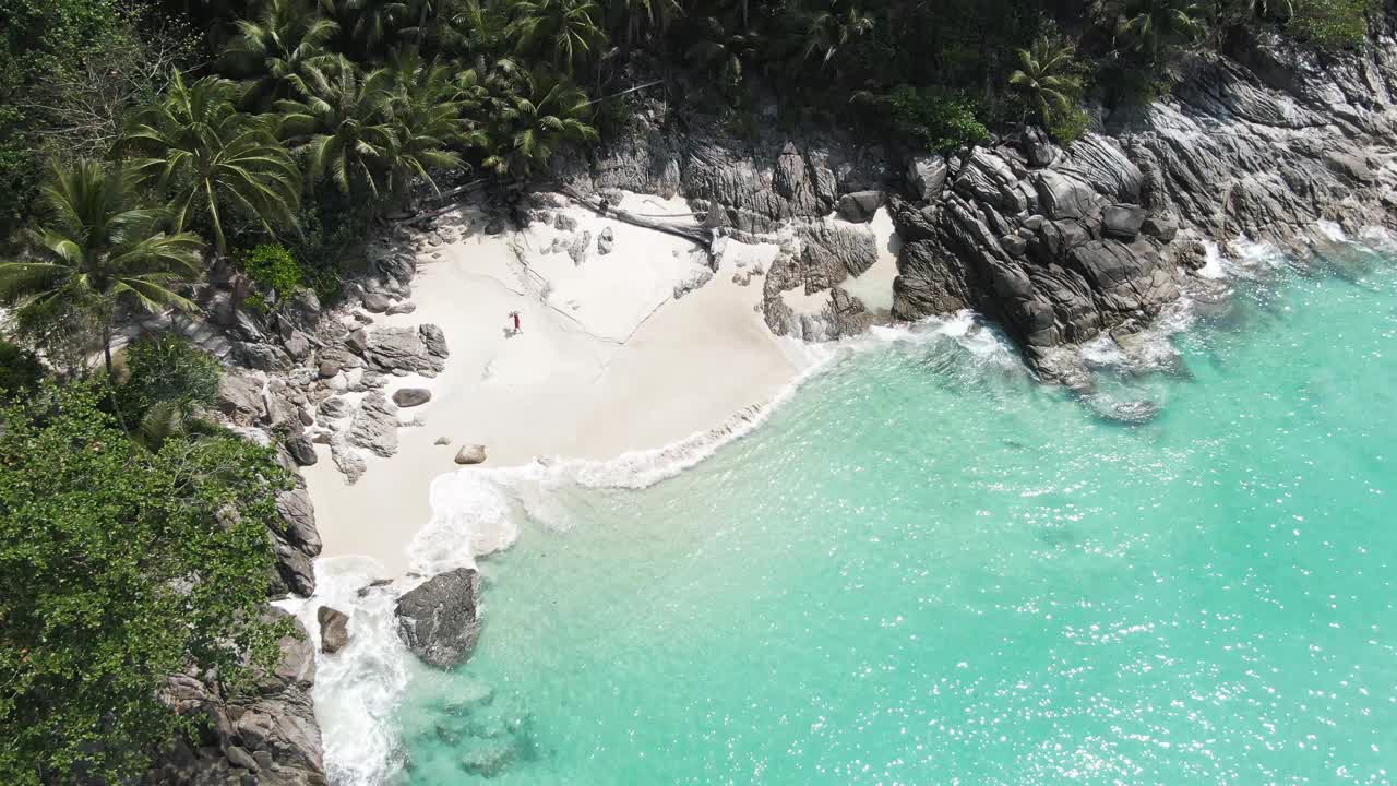 美丽的女孩在白色沙滩和清澈的海水和椰子树，普吉岛，泰国。视频素材