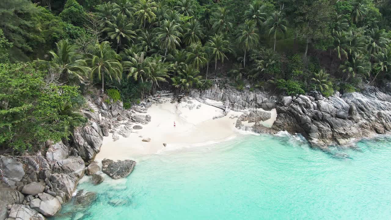 美丽的女孩在白色沙滩和清澈的海水和椰子树，普吉岛，泰国。视频素材