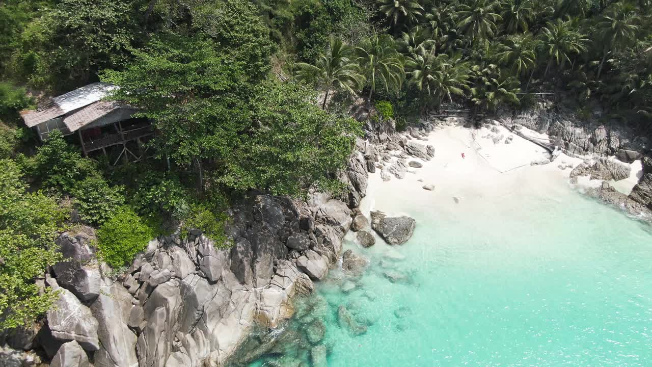 在泰国普吉岛的白色沙滩和清澈的海水，椰子树上和美丽的女孩在山上的废弃房子。视频素材