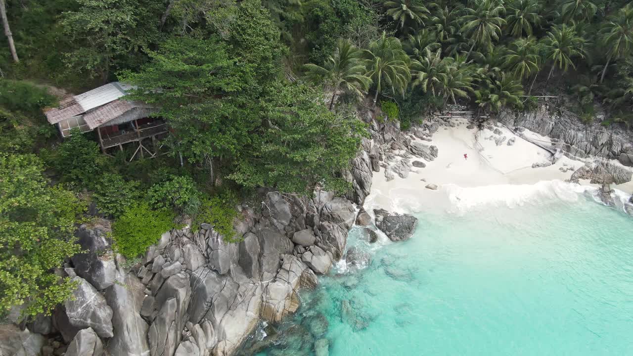 在泰国普吉岛的白色沙滩和清澈的海水，椰子树上和美丽的女孩在山上的废弃房子。视频素材