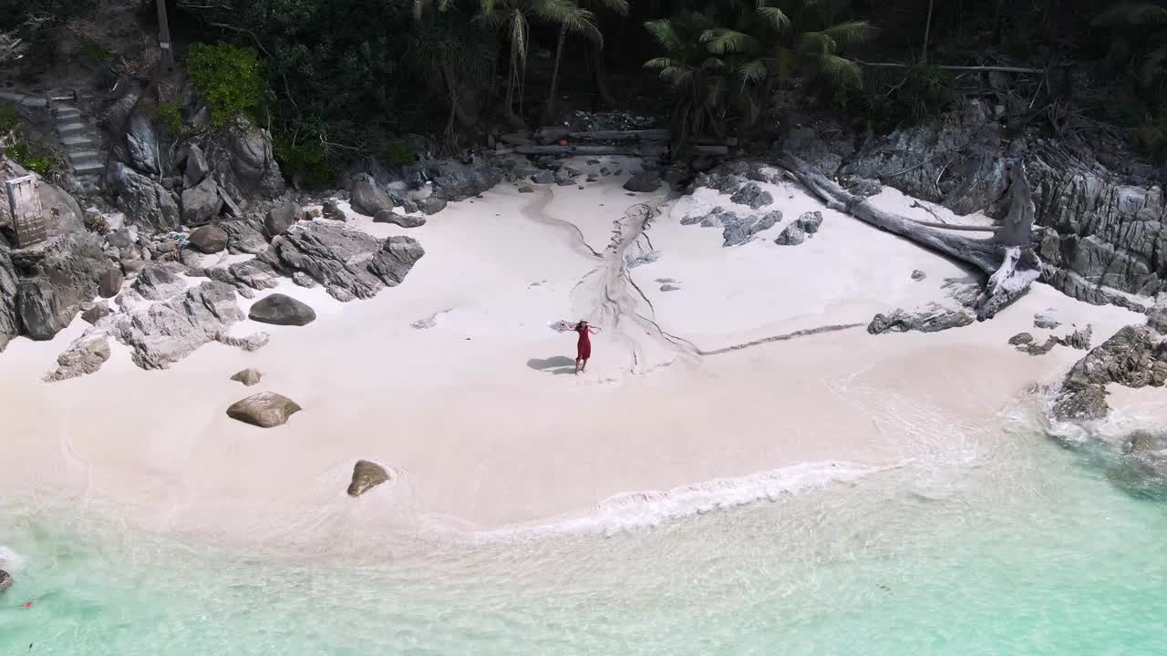 美丽的女孩在白色沙滩和清澈的海水和椰子树，普吉岛，泰国。视频素材