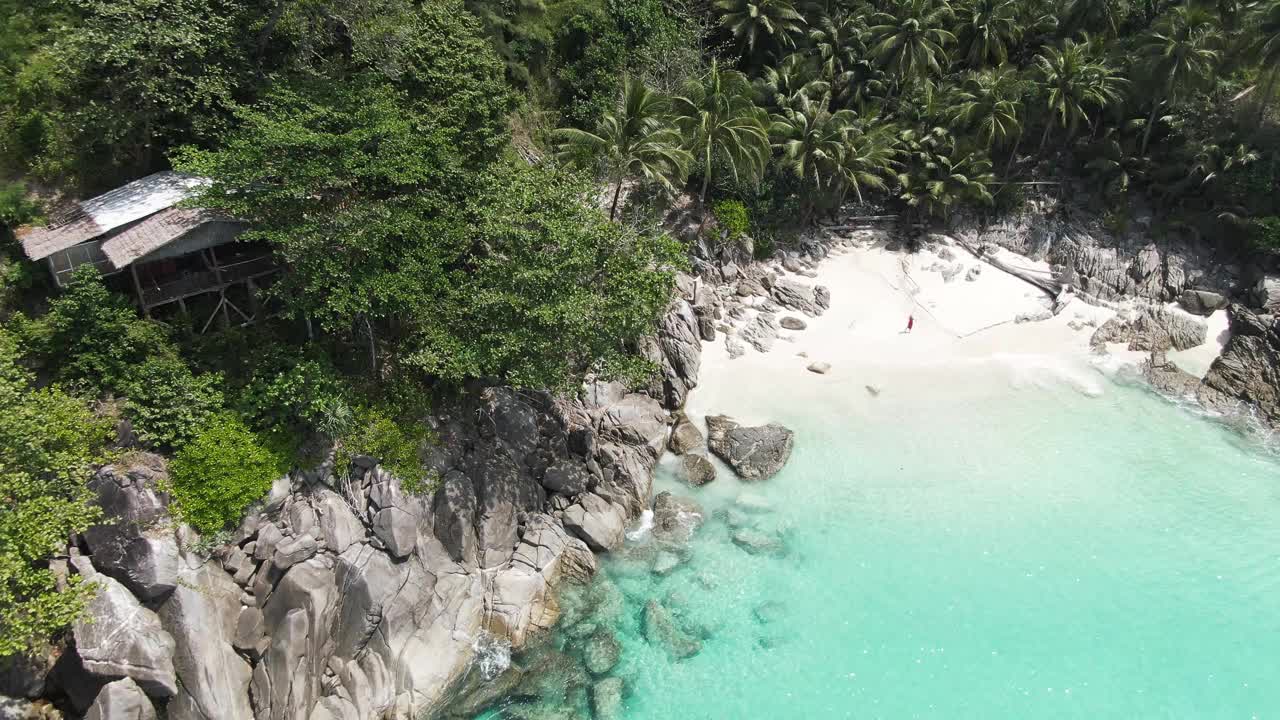 在泰国普吉岛的白色沙滩和清澈的海水，椰子树上和美丽的女孩在山上的废弃房子。视频素材