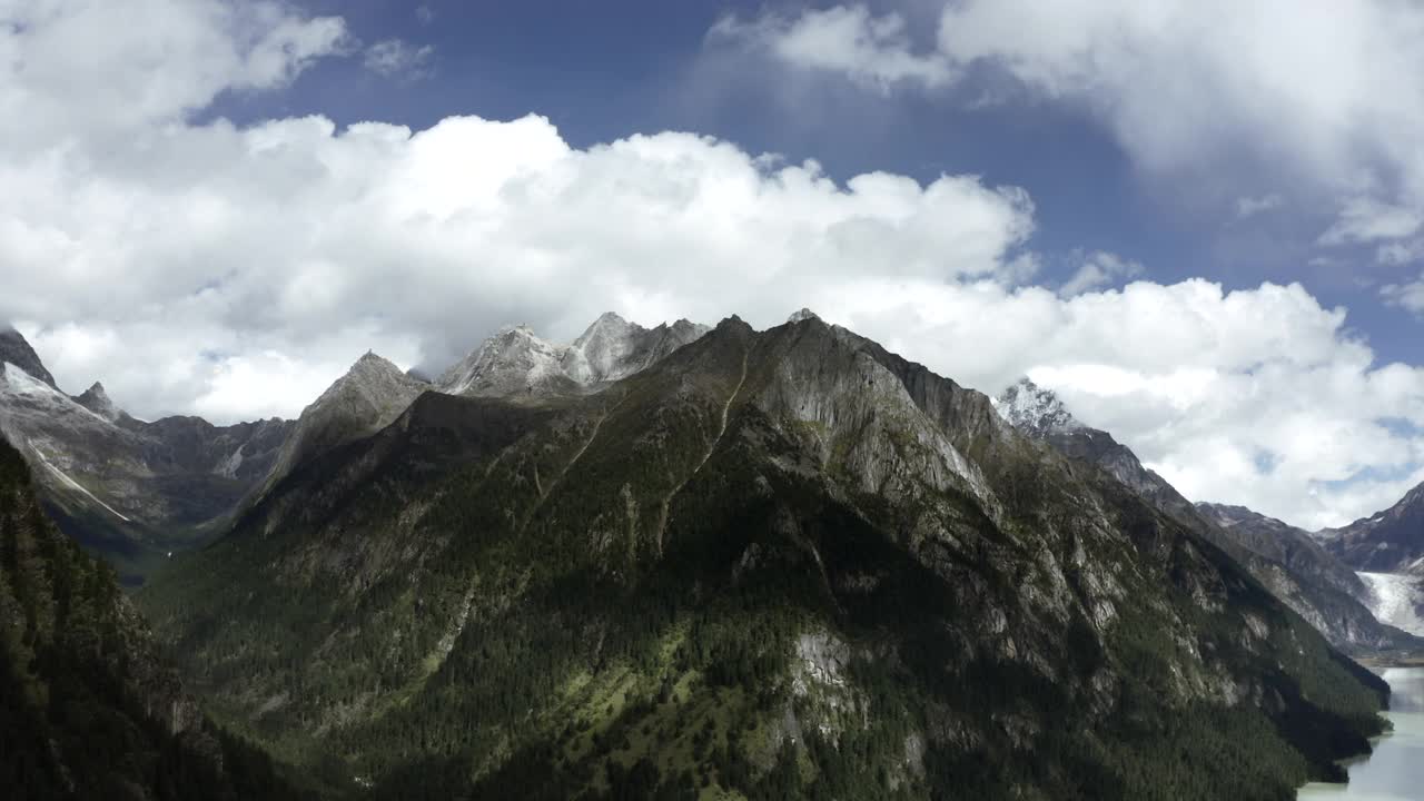 西藏被雪山湖泊自然风光所包围视频素材