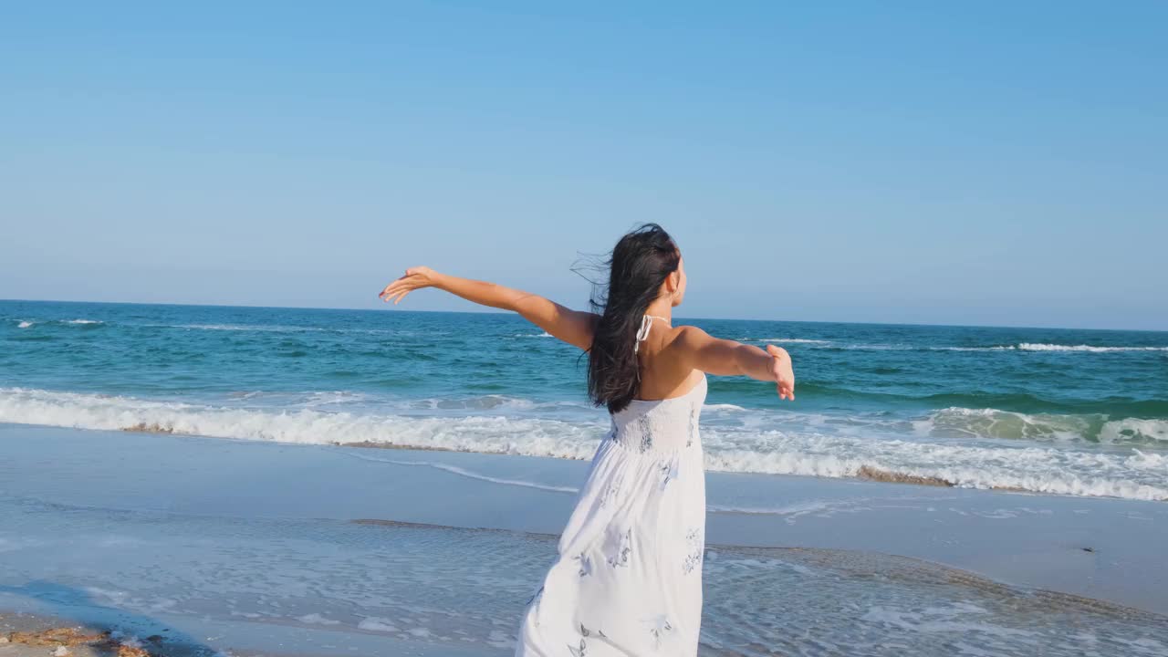 在夏日海滩上行走的女性视频素材