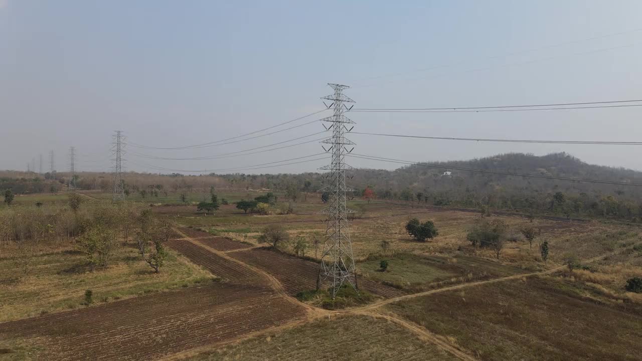 4K高空俯瞰现场高压输电铁塔视频素材