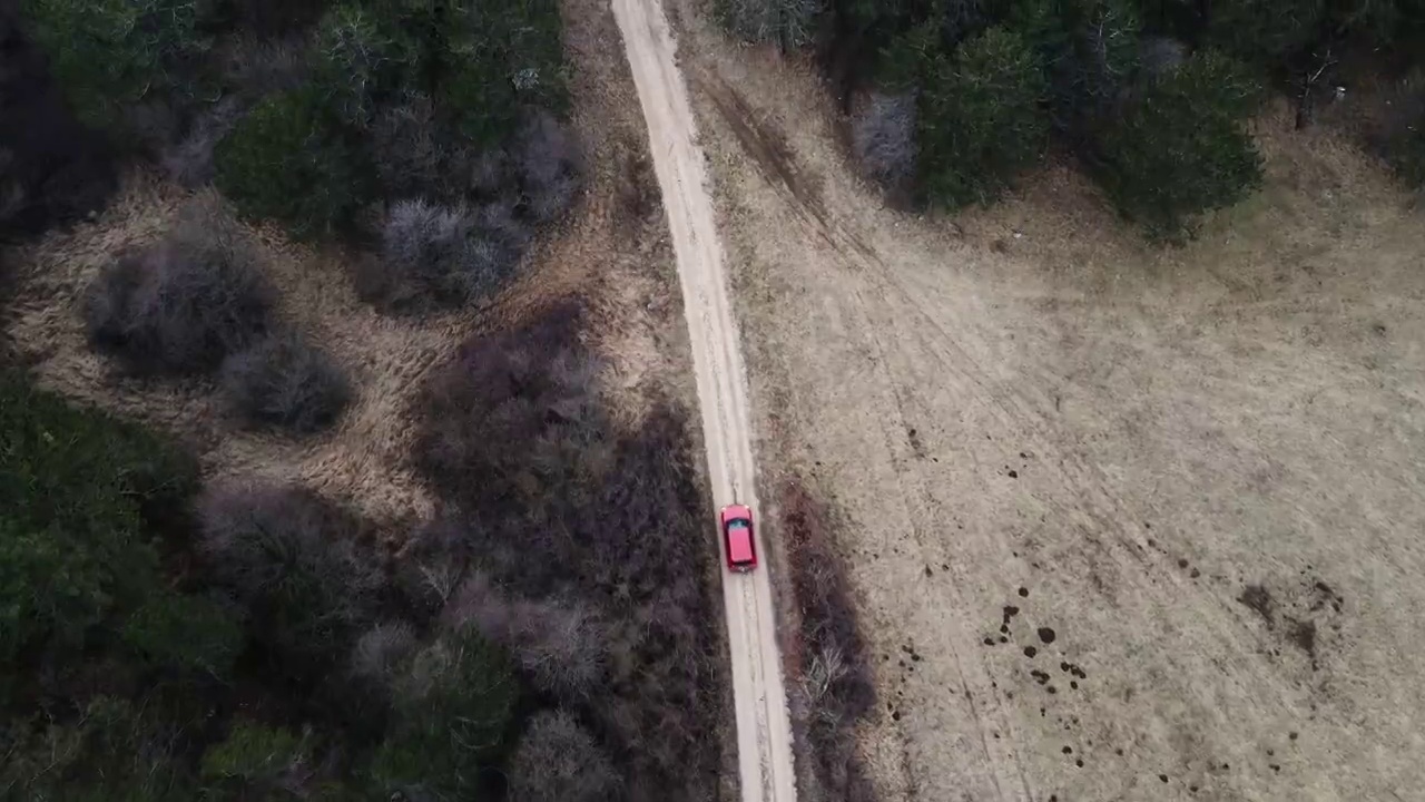 在碎石路上探索荒野的汽车鸟瞰图视频素材