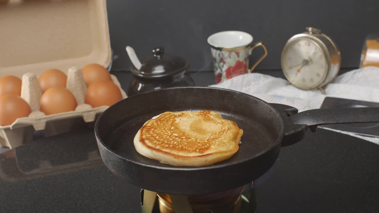 4K近距离煎饼在煎锅上视频素材