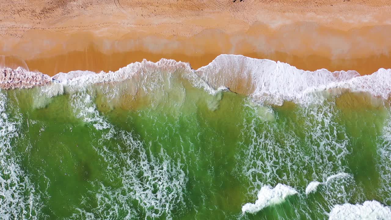 海浪和沙滩的航拍镜头视频素材